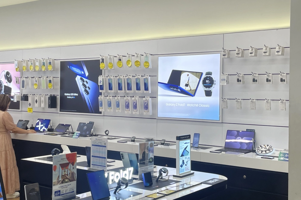 Hộp đèn không viền nhét ron quảng cáo tại cửa hàng điện thoại Samsung